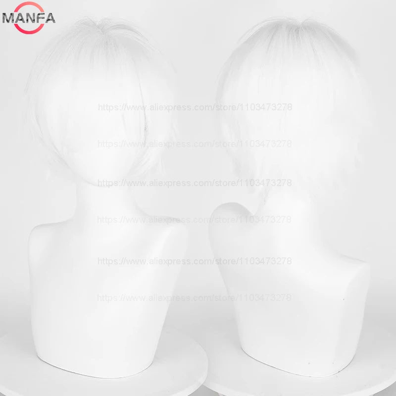 Una peluca blanca exhibida en un maniquí, mostrando la textura y el estilo del cabello sintético.