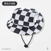 Chapeau de pêcheur à carreaux noir et blanc, vu de profil.