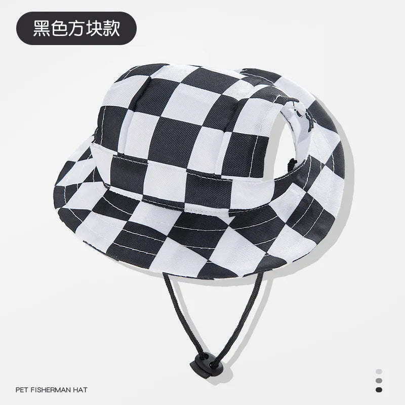 Chapeau de pêcheur à carreaux noir et blanc, vu de profil.