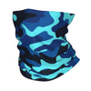 Un pañuelo para el cuello con patrón de camuflaje azul y negro.