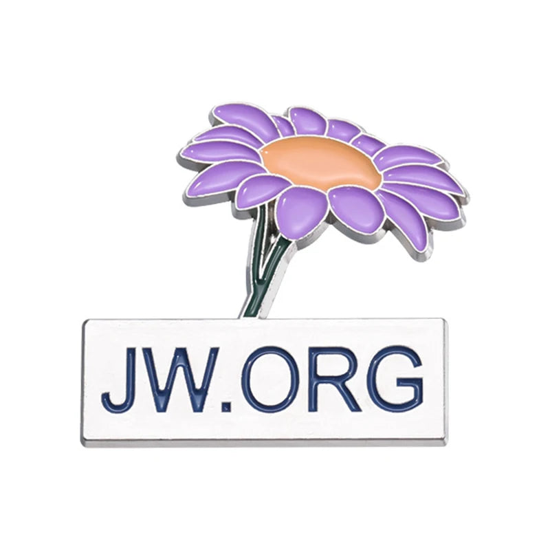Broche émail avec une fleur de marguerite violette et orange sur une plaque rectangulaire argentée avec le texte JW.ORG