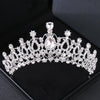 Tiare et couronne en strass de cristal, accessoire de cheveux, sur un fond de velours noir.