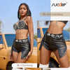 Une femme modélise une mini-jupe et un haut en cuir noir avec une ceinture à chaîne de concho, style western.