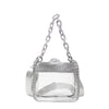 Bolso de hombro con cadena plateada y cuerpo rectangular de PVC transparente con detalles de tachuelas plateadas