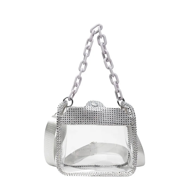 Bolso de hombro con cadena plateada y cuerpo rectangular de PVC transparente con detalles de tachuelas plateadas