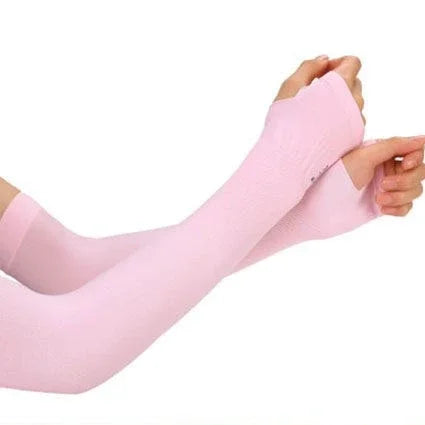 Eine Person trägt einen hellrosa, langärmeligen Armwärmer am Arm.
