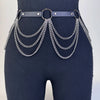 Un cinturón de arnés azul marino oscuro con cadenas de plata mostrado en un maniquí.