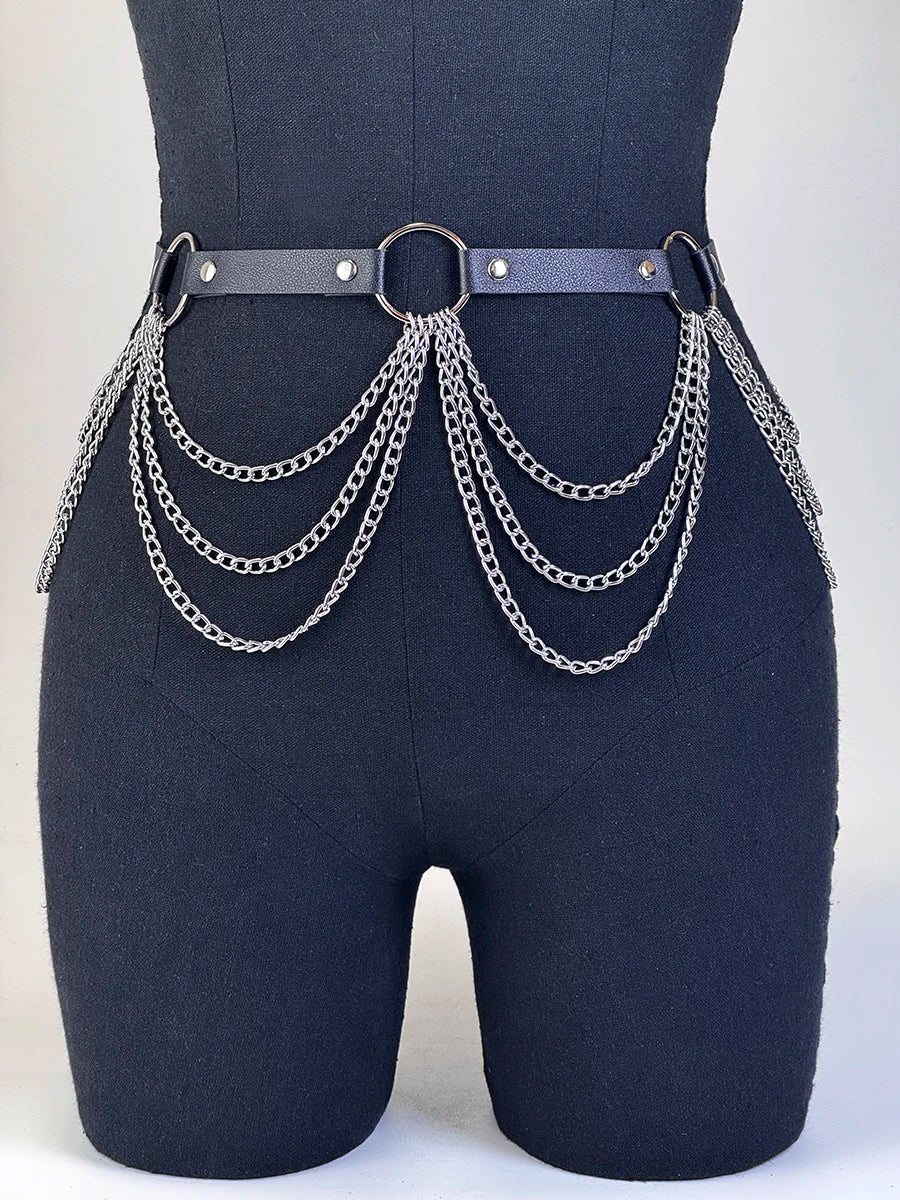 Un cinturón de arnés azul marino oscuro con cadenas de plata mostrado en un maniquí.
