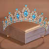 Diadema de cristal azul brillante con intrincados detalles plateados, mostrada en una caja.