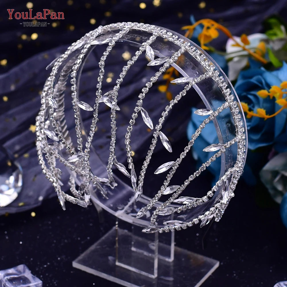 Handgefertigtes Kristall-Rhinestone-Braut-Haarreif auf klarem Ständer vor dunklem Hintergrund.