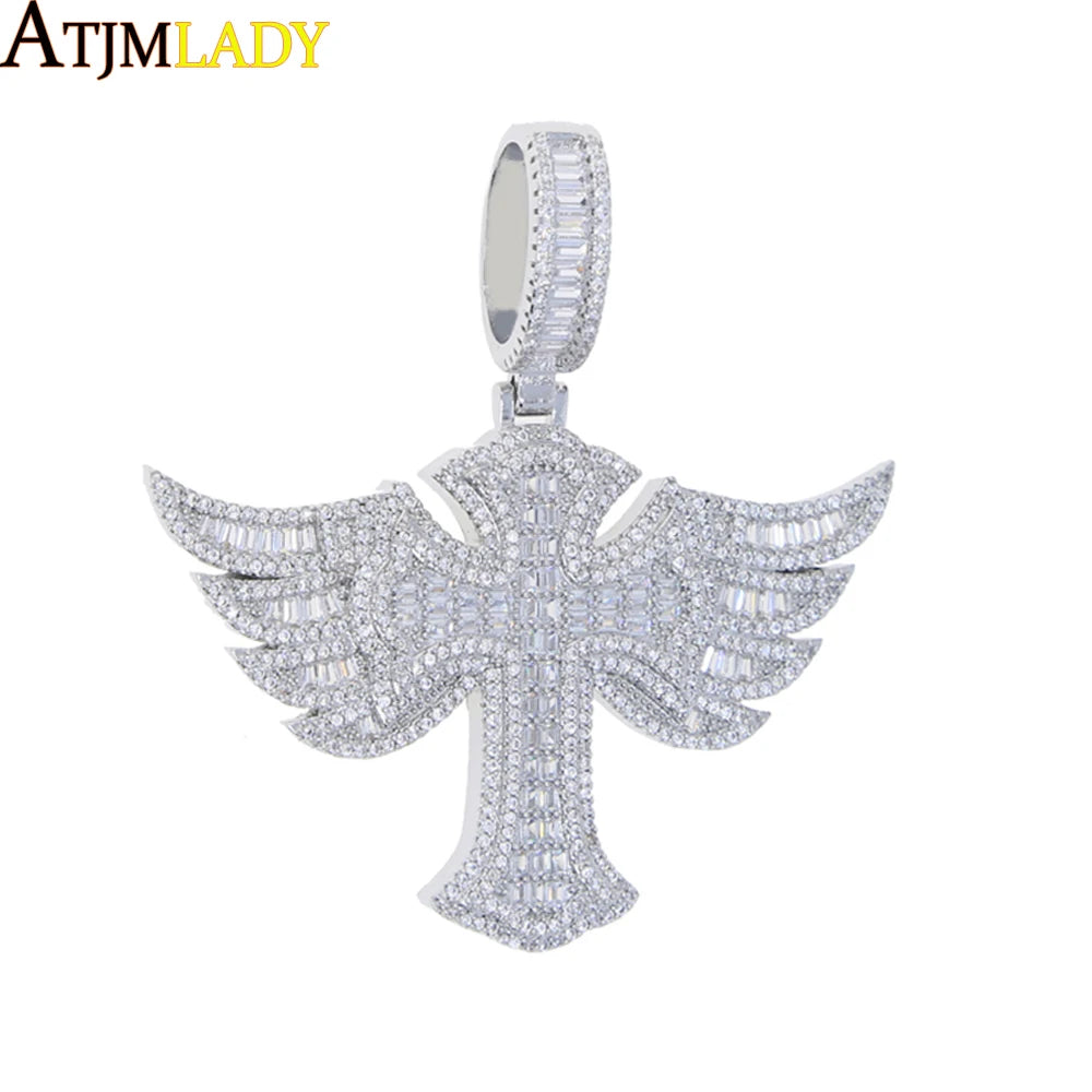 Collier pendentif croix argenté serti de diamants avec motif ailé détaillé.