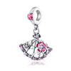 Colgante de plata con un diseño de flor rosa y un animal pequeño.
