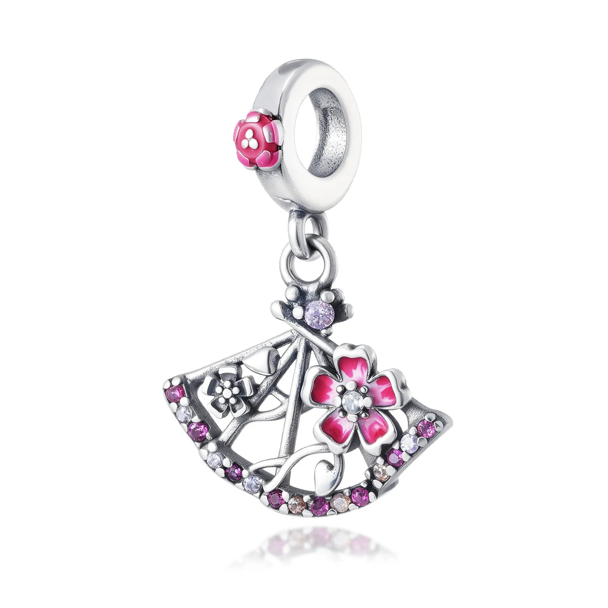Colgante de plata con un diseño de flor rosa y un animal pequeño.