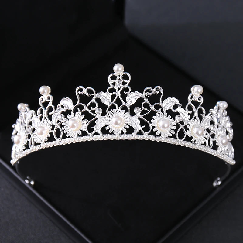 Couronne de diadème en cristal et strass argentés, accessoires pour cheveux, présentée dans une boîte noire.