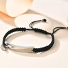 Maßgeschneidertes Edelstahl-Paararmband-Set mit schwarzem Band und silbernen Akzenten.