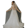 Una modelo vistiendo un vestido de novia blanco y un velo de perlas transparentes con peine.