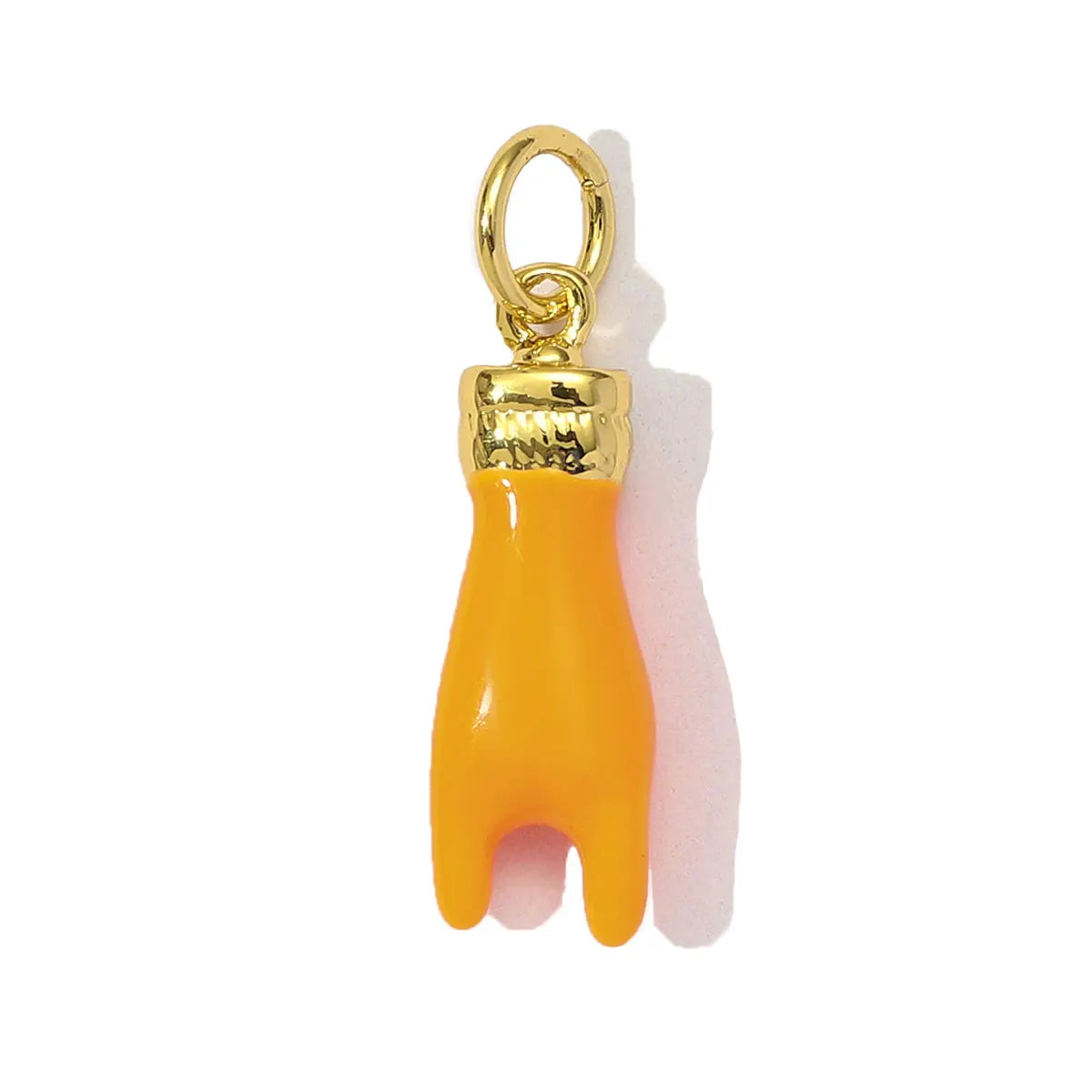Un charm de couleur or avec la forme d'une main orange vif ou jaune, attaché à une boucle.