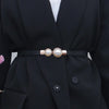 Schwarzer Blazer mit elegantem Vintage-Perlengürtel und goldenen Akzenten.