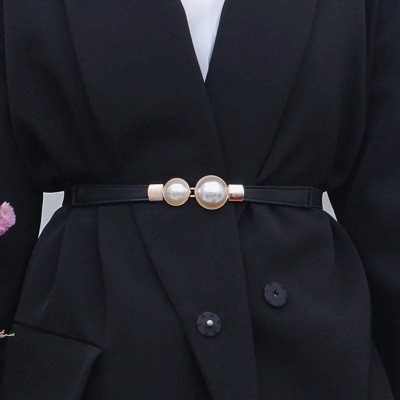 Schwarzer Blazer mit elegantem Vintage-Perlengürtel und goldenen Akzenten.