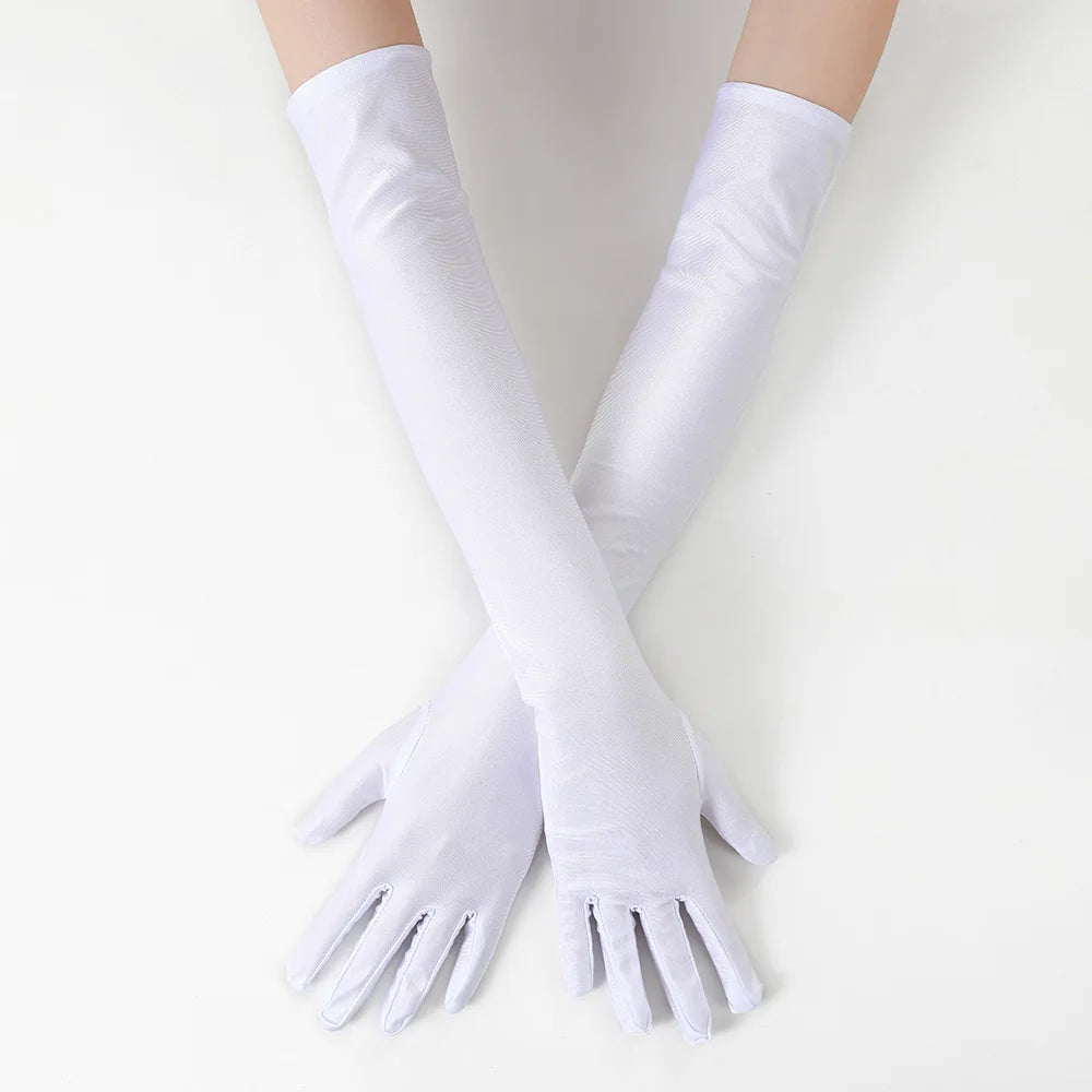Paar weiße Opernfingerhandschuhe gefaltet und auf einer hellen Oberfläche präsentiert.