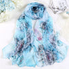 Écharpe de soie florale bleu clair avec des fleurs aquarelles violettes et grises
