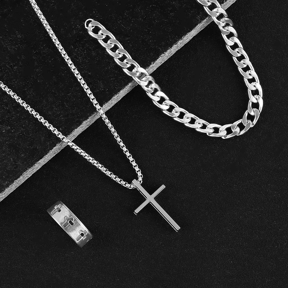 Un ensemble de bijoux en acier inoxydable pour hommes, comprenant un collier chaîne et un bracelet, présenté sur une surface 