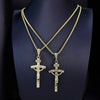 Goldvergoldetes Jesus-Kreuz-Anhänger mit verzierten Kette auf schwarzem Samt.