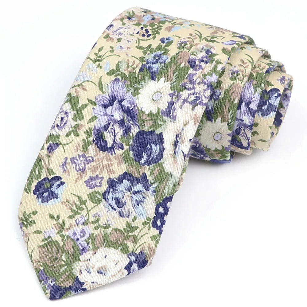 Nœud de coton à motifs floraux élégants, avec des fleurs violettes et blanches sur fond beige.