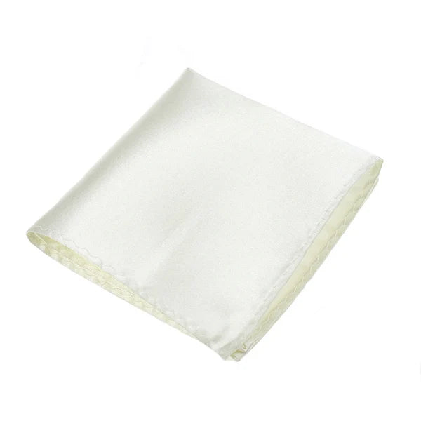 Ein gefaltetes weißes Satin-Einstecktuch mit einem sichtbaren hellgelben Rand.