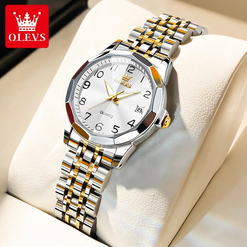 Silber- und goldfarbener Quarz-Armbanduhr mit Metallarmband auf weißem Untergrund.