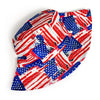 Nahaufnahme einer umkehrbaren patriotischen Bucket-Hat mit amerikanischem Flaggen-Design in rot-weiß-blauen Streifen und Ster