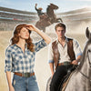Una mujer con camisa a cuadros y jeans está junto a un hombre de estilo western, posando con un caballo.