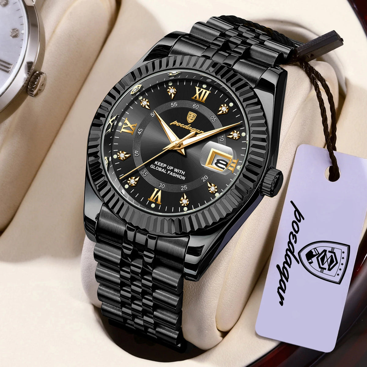 Montre-bracelet quartz noire pour homme avec cadran doré et bracelet foncé sur fond clair.