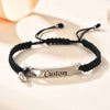 Schwarzes Perlenarmband mit silbernem Edelstahlbar, graviert mit dem Wort Custom