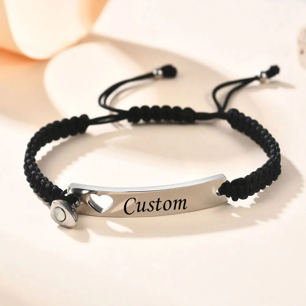Schwarzes Perlenarmband mit silbernem Edelstahlbar, graviert mit dem Wort Custom