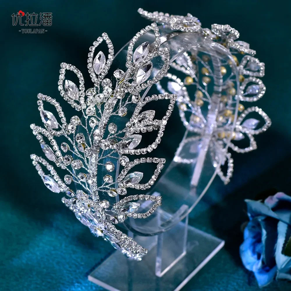 Zartes Brauthaarband mit kunstvollen, handgewebten Strasssteinen in Blattform und floralen Elementen.