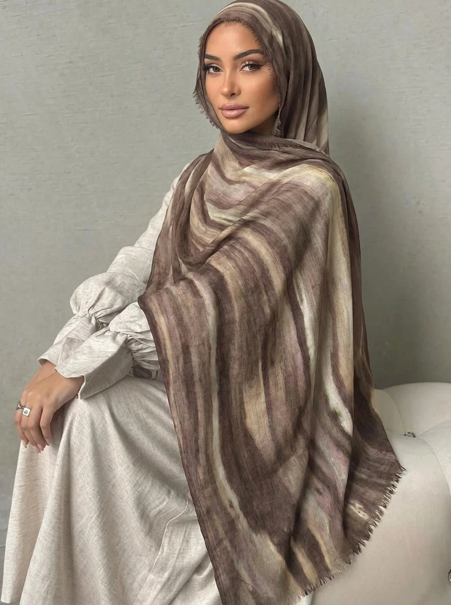 Una mujer vistiendo un elegante pañuelo de hijab de rayas marrón y beige de algodón rayón