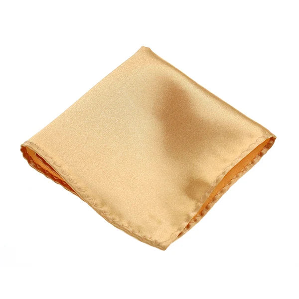 Ein gefaltetes Premium-Seiden-Einstecktuch in hellem Gold oder Champagner.