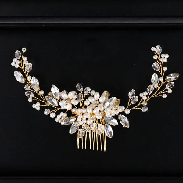Un elegante peine de perlas con delicadas cuentas blancas y crema y cristales transparentes.