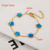 Pulsera de acero inoxidable chapado en oro de un solo lado con pequeños collares de flores azules.
