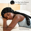 Una mujer lleva un gorro de satén negro para comodidad durante toda la noche mientras duerme.