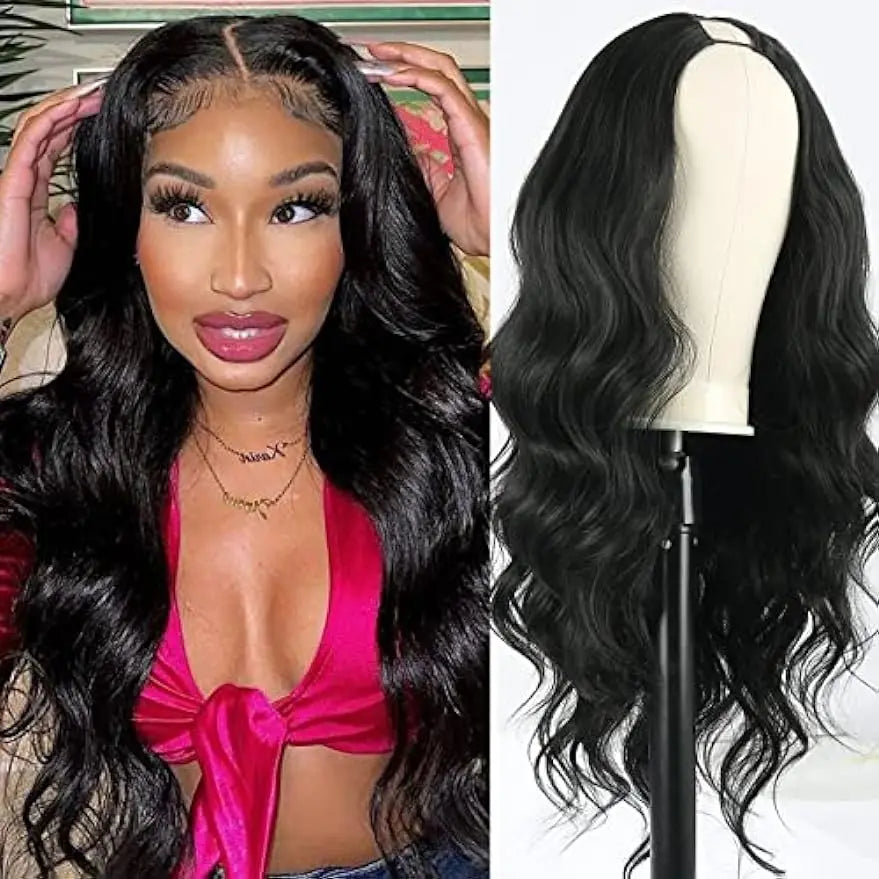 Primer plano de una modelo usando una peluca sintética larga, ondulada, negra con parte superior rosa y collar de oro.