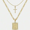Collier en chaîne en or avec pendentif lettre T et charm croix