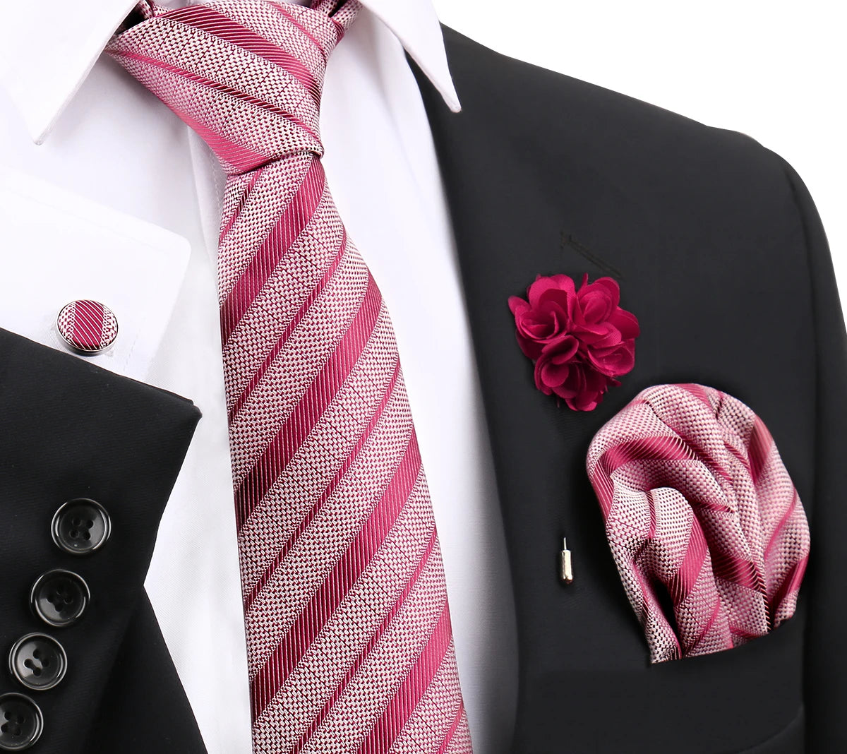 Pink gestreifte Business-Krawatte und passendes pinkes Stoffaccessoire vor schwarzem Sakko.