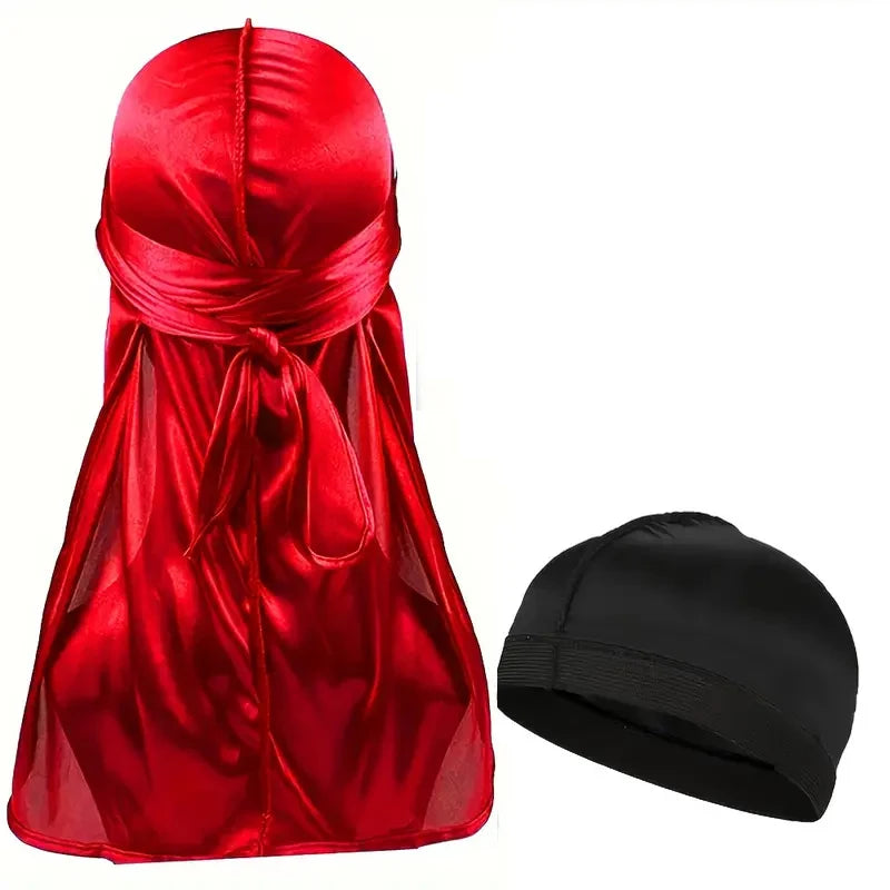 Pañuelo turbante de seda roja vibrante para hombre junto a un gorro negro.