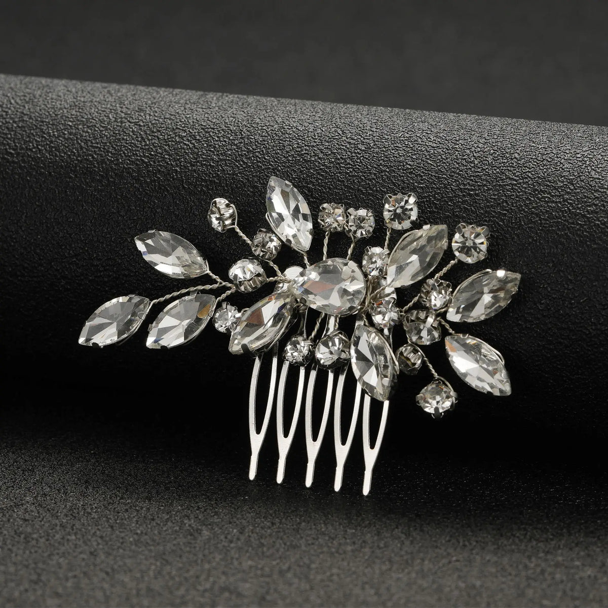 Peigne pour cheveux de mariée en cristal argenté avec délicats éléments floraux