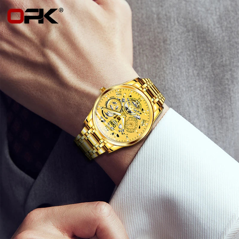 Nahaufnahme einer goldfarbenen Edelstahl-Armbanduhr mit leuchtender Zifferblatt, getragen an einem Handgelenk.