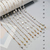 Collares para gafas elegantes de perlas y cuentas mostrados sobre un fondo blanco.