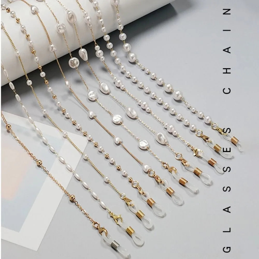 Collares para gafas elegantes de perlas y cuentas mostrados sobre un fondo blanco.