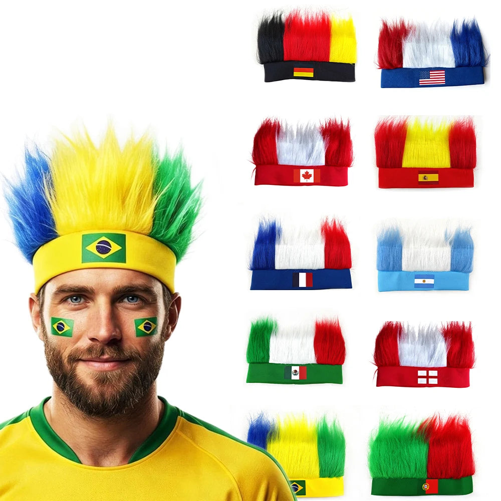Ein Mann trägt ein gelbes Fußballtrikot und eine Perücke mit brasilianischen Flaggenfarben als Stirnband.